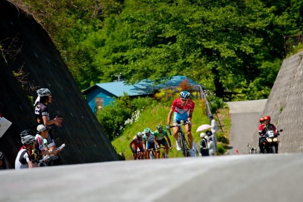 The mountain point leader, Hatanaka Yusuke (Shimano Racing) attacks before the top of KOM