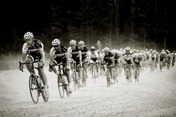 The field encounters a gravel section along the route.