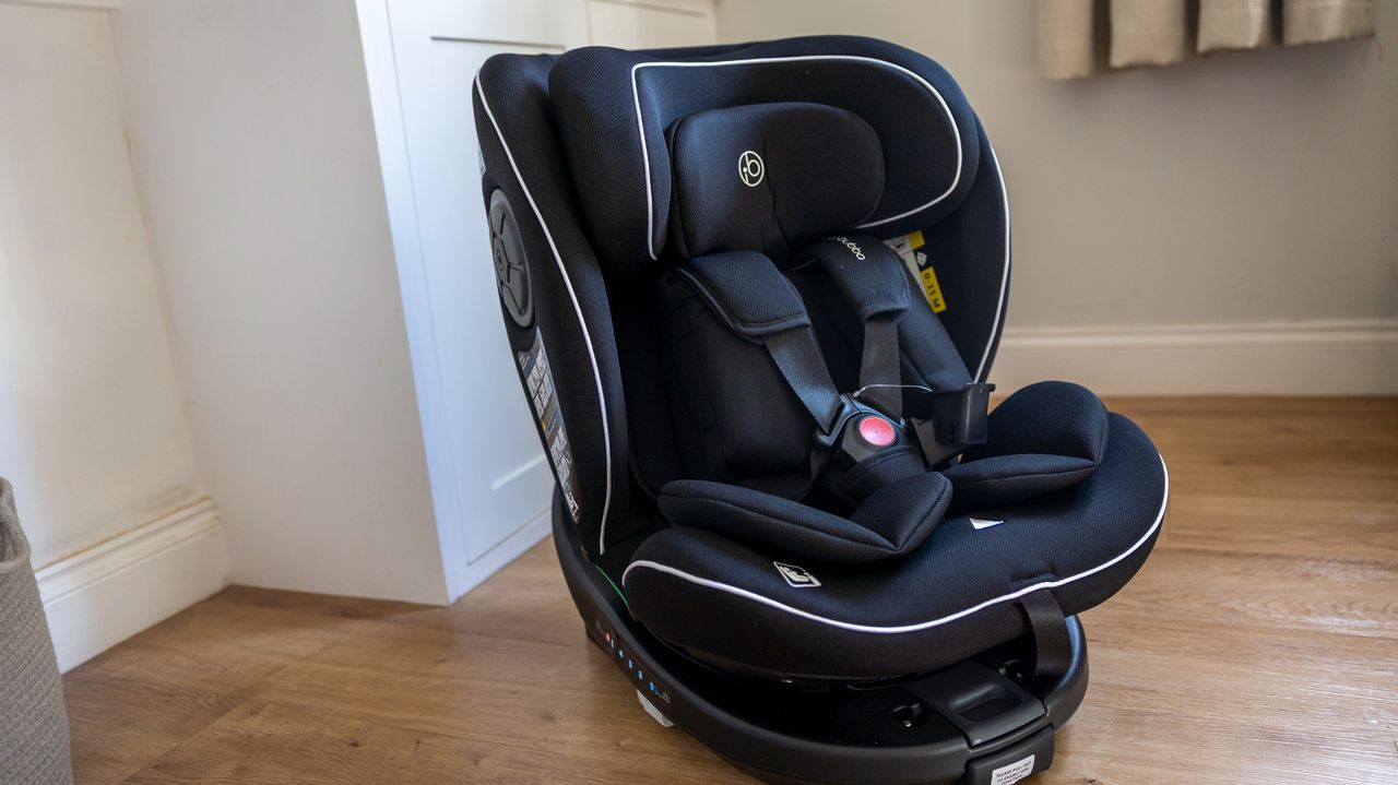 The Ickle Bubba Radial 360 Rotating Car Seat in a living room