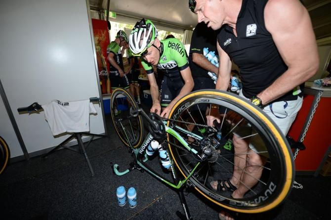 Robert Gesink and a Belkin mechanic check over the rider's race bike