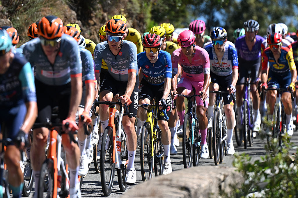 Will Jonas Vingegaard take the maglia rosa from Afonso Eul&aacute;lio atop Pila?