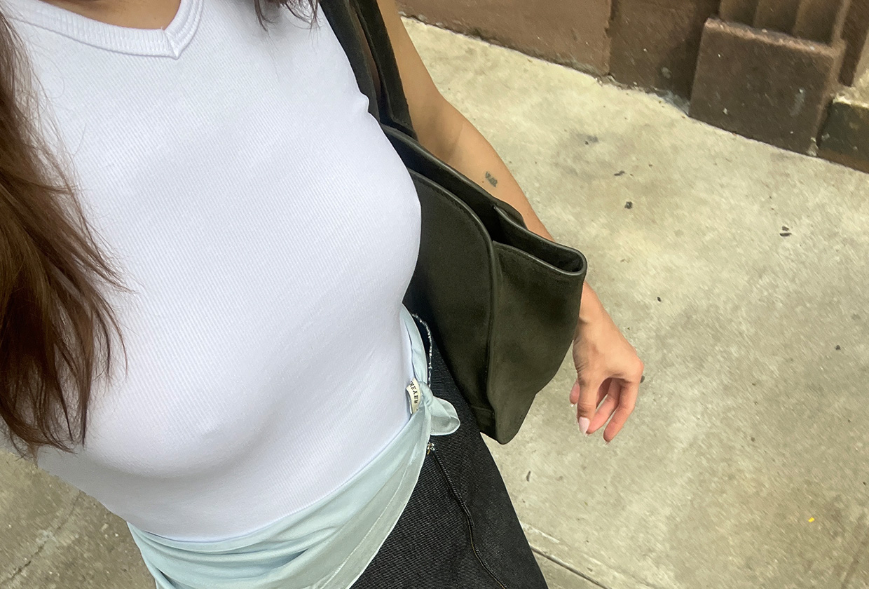 Eliza Huber wearing a Zara Stretch Ribbed Top with a Kallmeyer blue scarf, gray COS bag, and denim Tory Burch skirt.