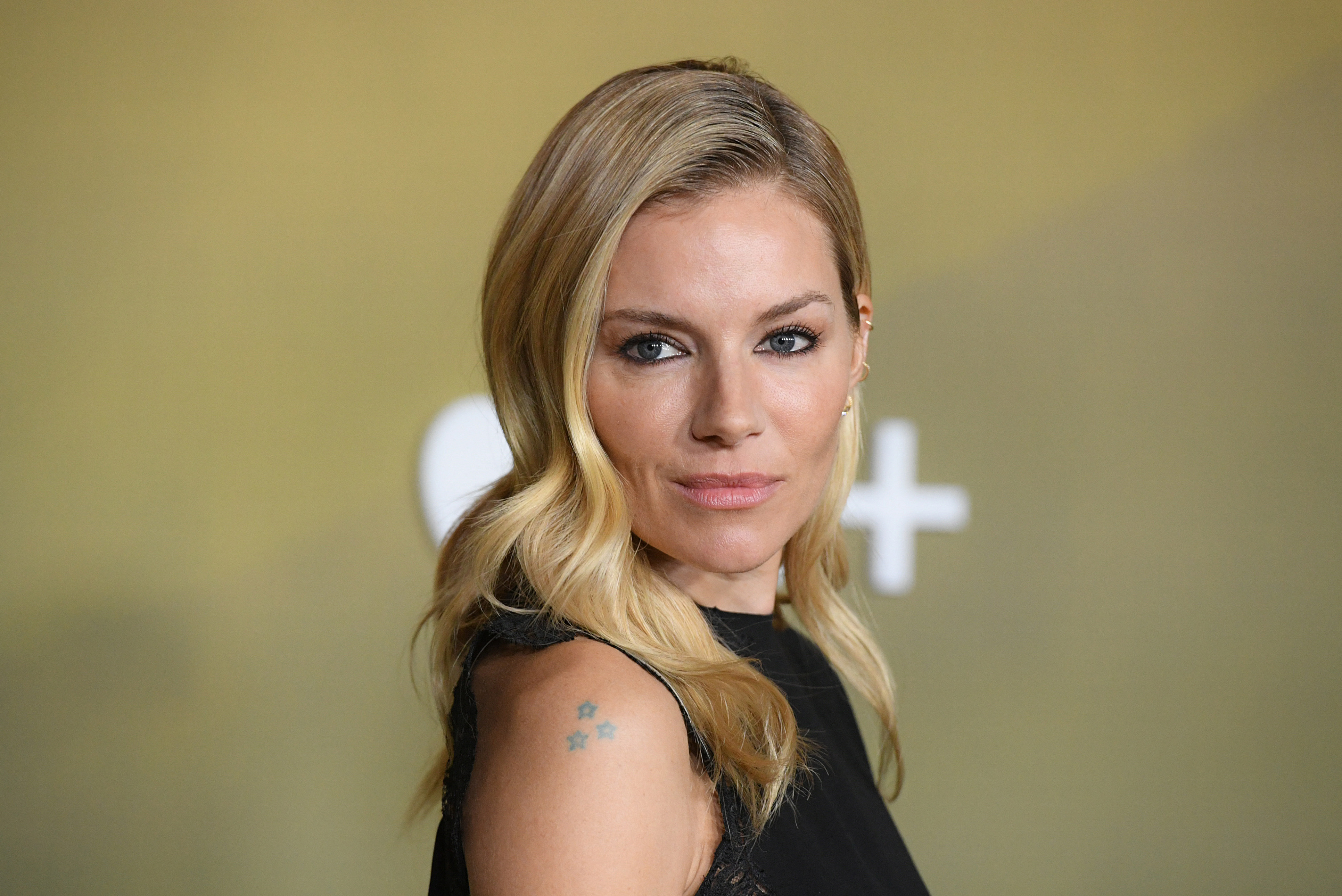 smokey - Sienna Miller