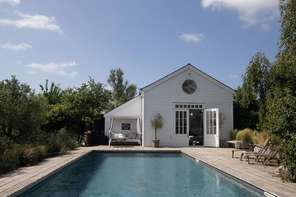 Properties for sale with swimming pools: Foster House, Romney Marsh, Kent