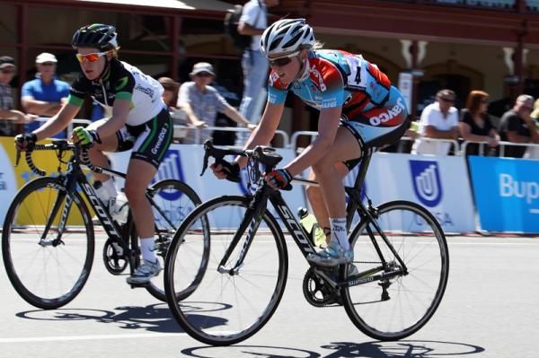 Amanda Spratt (GreenEDGE-AIS) and Gracie Elvin (Jayco-AIS) went away together, but were not allowed much space