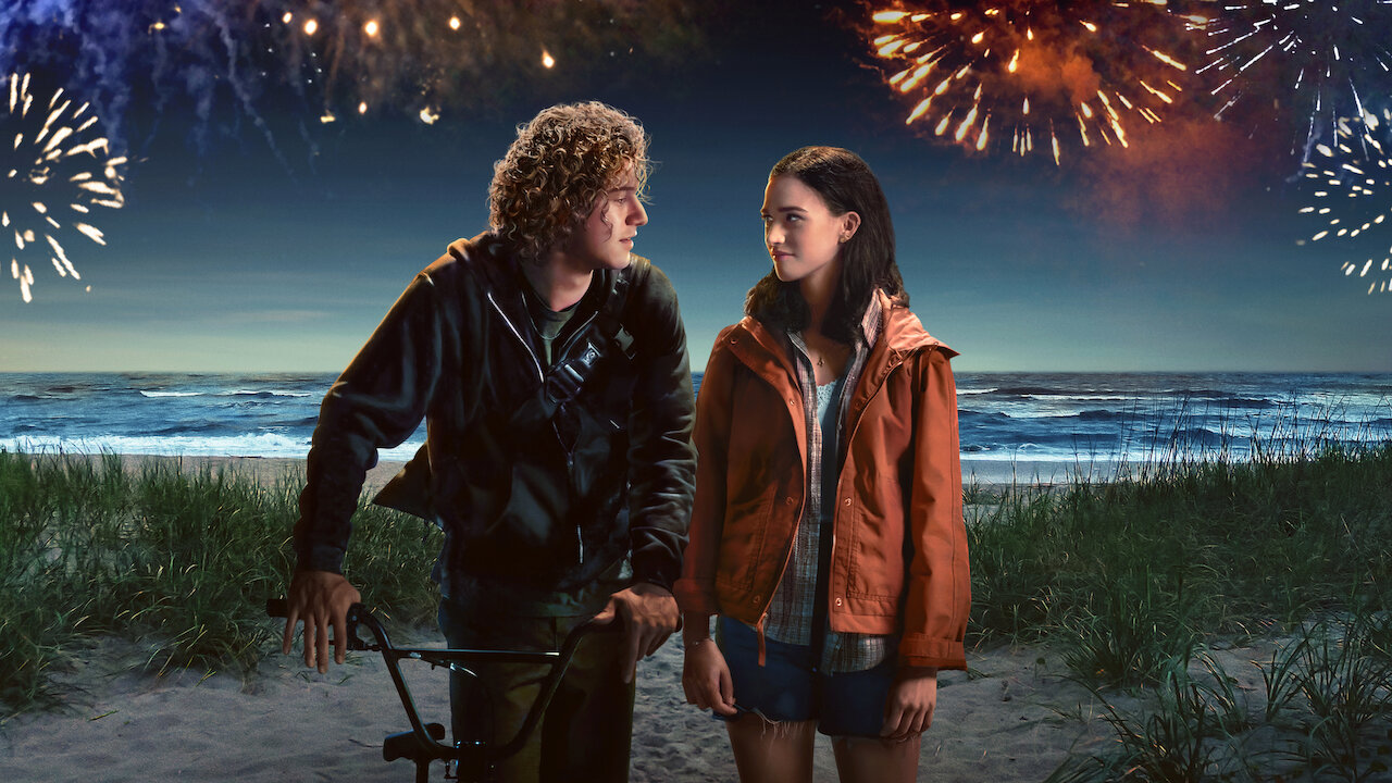 Skuespillerne Emma Pasarow og Belmont Cameli i en scene fra filmen Along for the Ride på Netflix