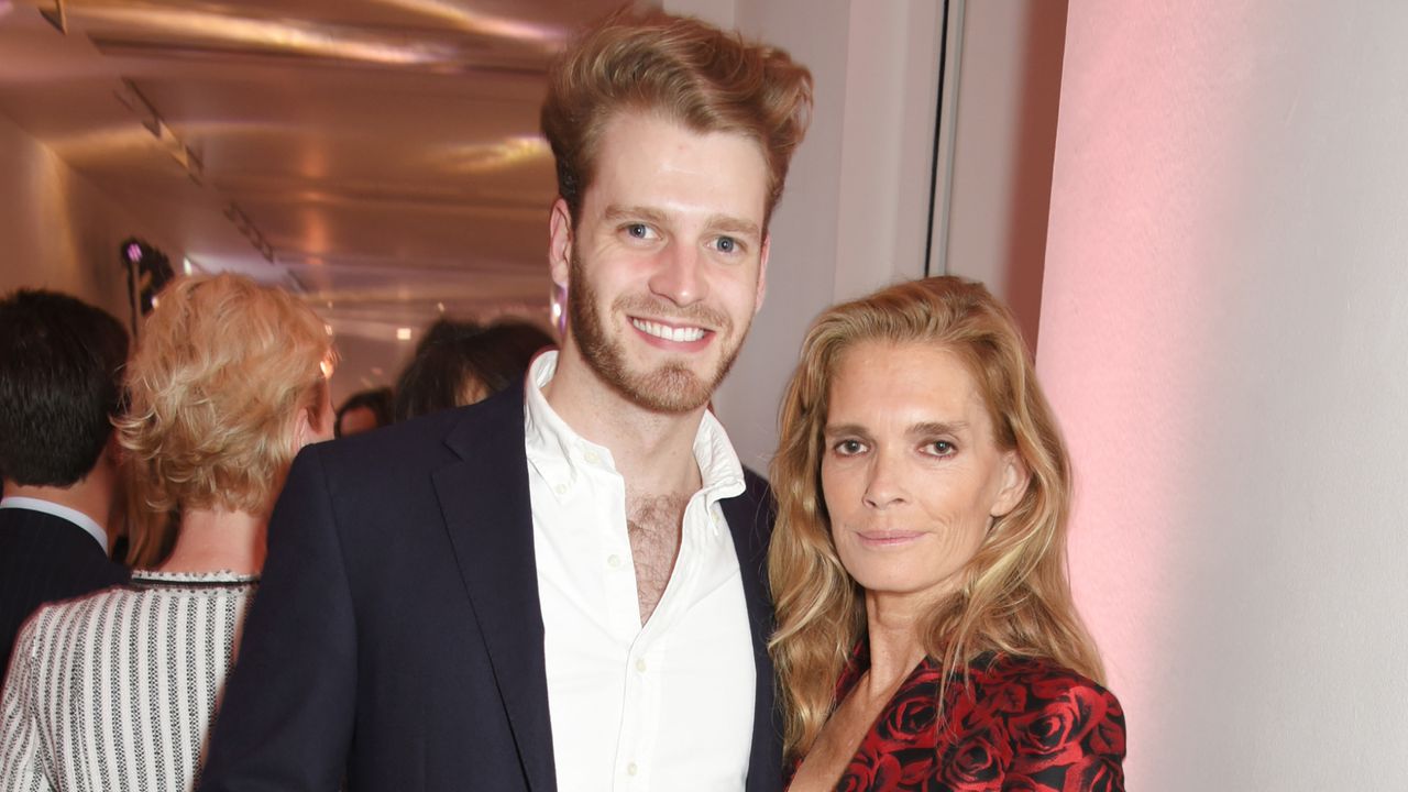 Louis Spencer wearing a suit and posing with his mother Victoria Aitken at a 2017 Tatler party