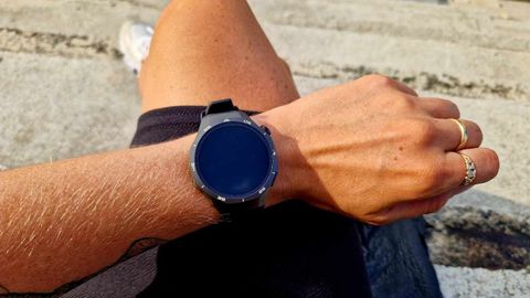 Huawei Watch GT 5 Pro rundt et håndledd.