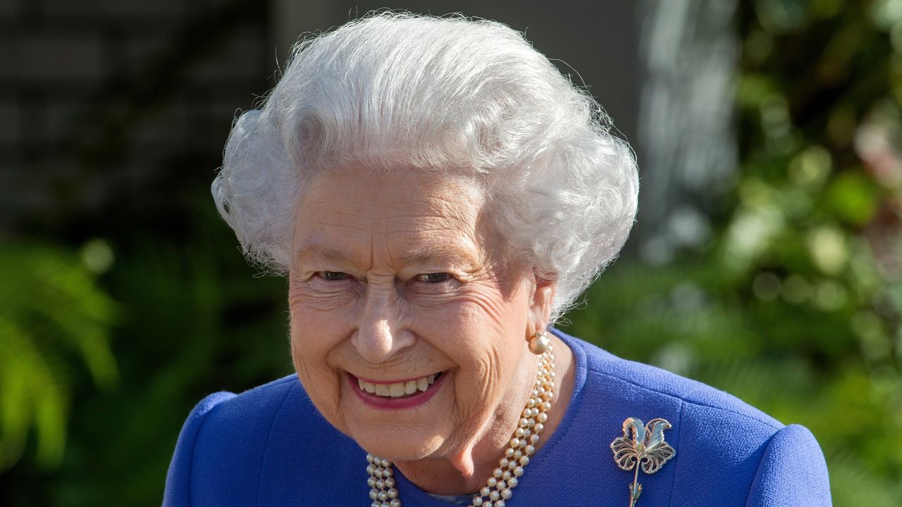 Queen Elizabeth II visits the RHS Chelsea Flower Show press day at Royal Hospital Chelsea on May 22, 2017