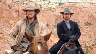 (L to R) Christian Bale and Russell Crowe on horses in 3:10 to Yuma