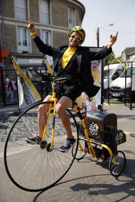 A rider on a high wheeler at the beginning of stage 12
