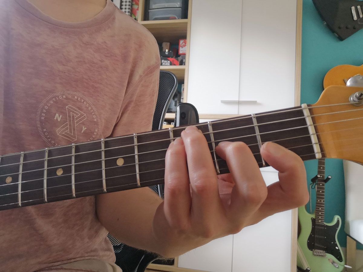 How to play the F chord on guitar