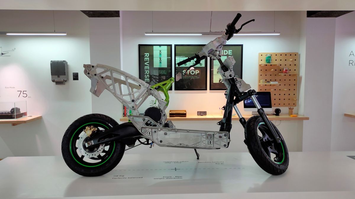 Ather 450 chassis with the battery pack in the base