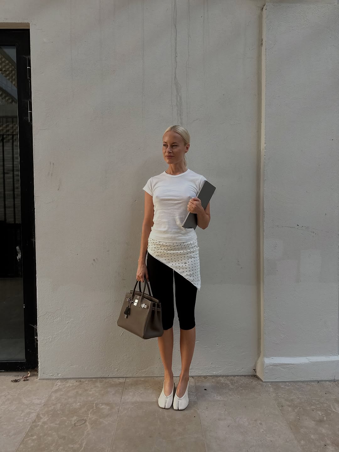woman wearing black capri pants outfits 2025