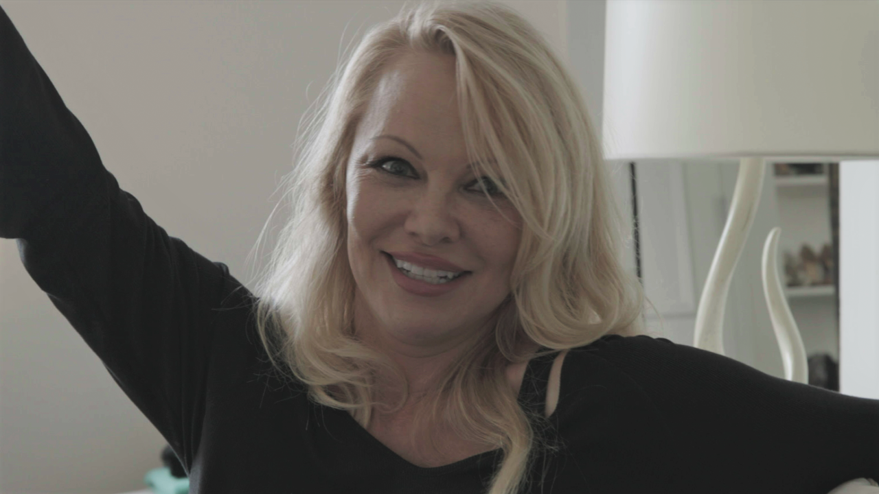 Pamela Anderson sonriendo en Pamela, el documental A Love Story