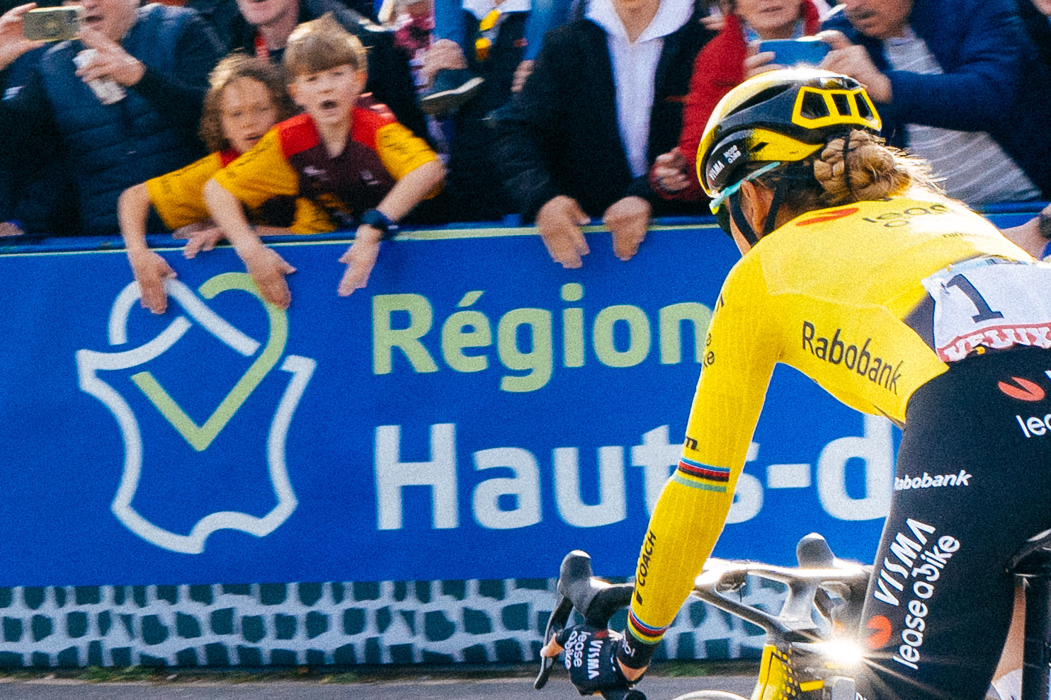 Ciclistas profesionales al final de la París-Roubaix