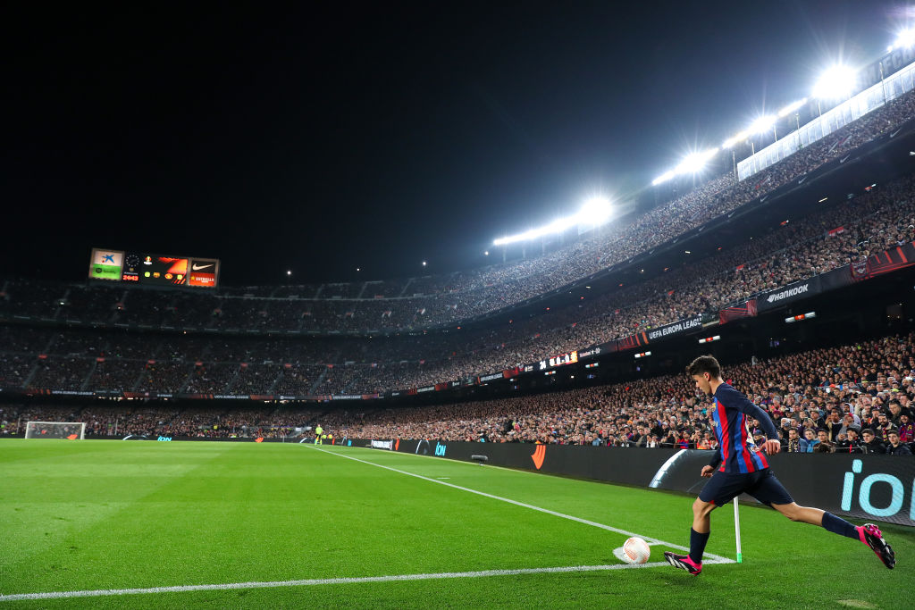 Una visione generale dello Spotify Camp Nou mentre Pedri dell'FC Barcelona prende un angolo durante la prima partita degli spareggi della UEFA Europa League tra FC Barcelona e Manchester United allo Spotify Camp Nou il 16 febbraio 2023 a Barcellona, ​​Spagna.
