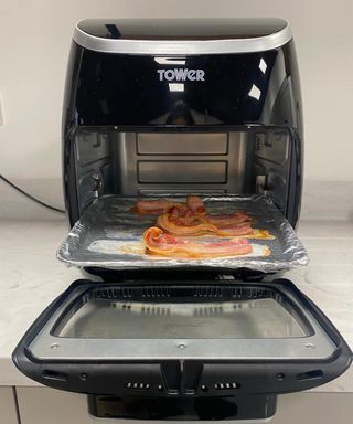 Cooking four strips of streaky bacon in the Tower Xpress Pro Combo 10-in-1 air fryer