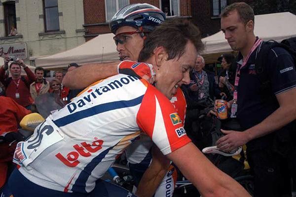Robbie McEwen (Davitamon-Lotto) pulled it off