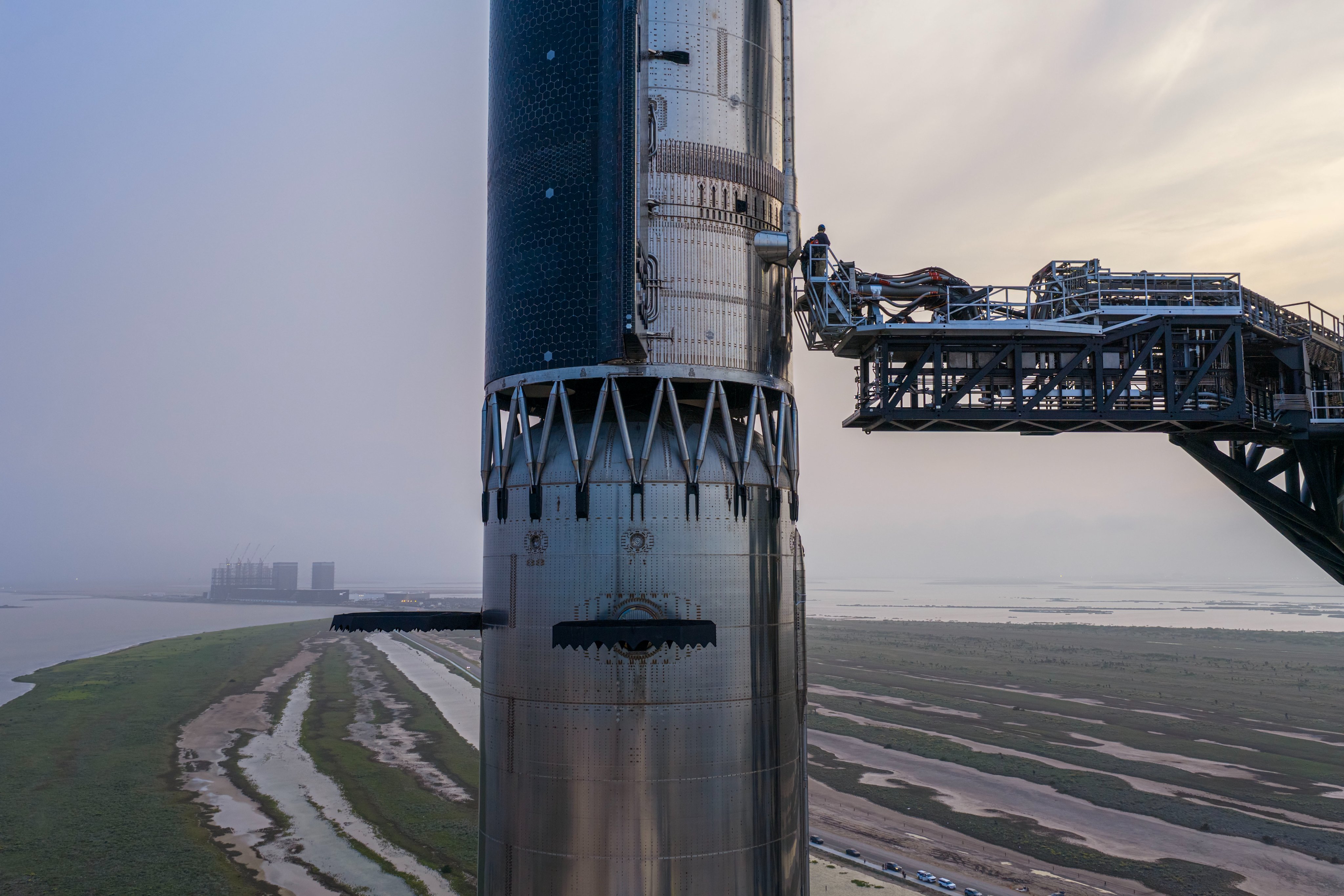 Antes de seu primeiro vôo, a SpaceX empilhou a primeira espaçonave V3 Starship na plataforma de lançamento da Starbase, no Texas. A SpaceX divulgou esta foto no X em 19 de maio de 2026.