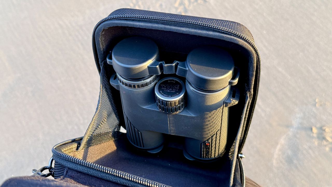 Hawke Frontier ED X 8x42 in their carry case