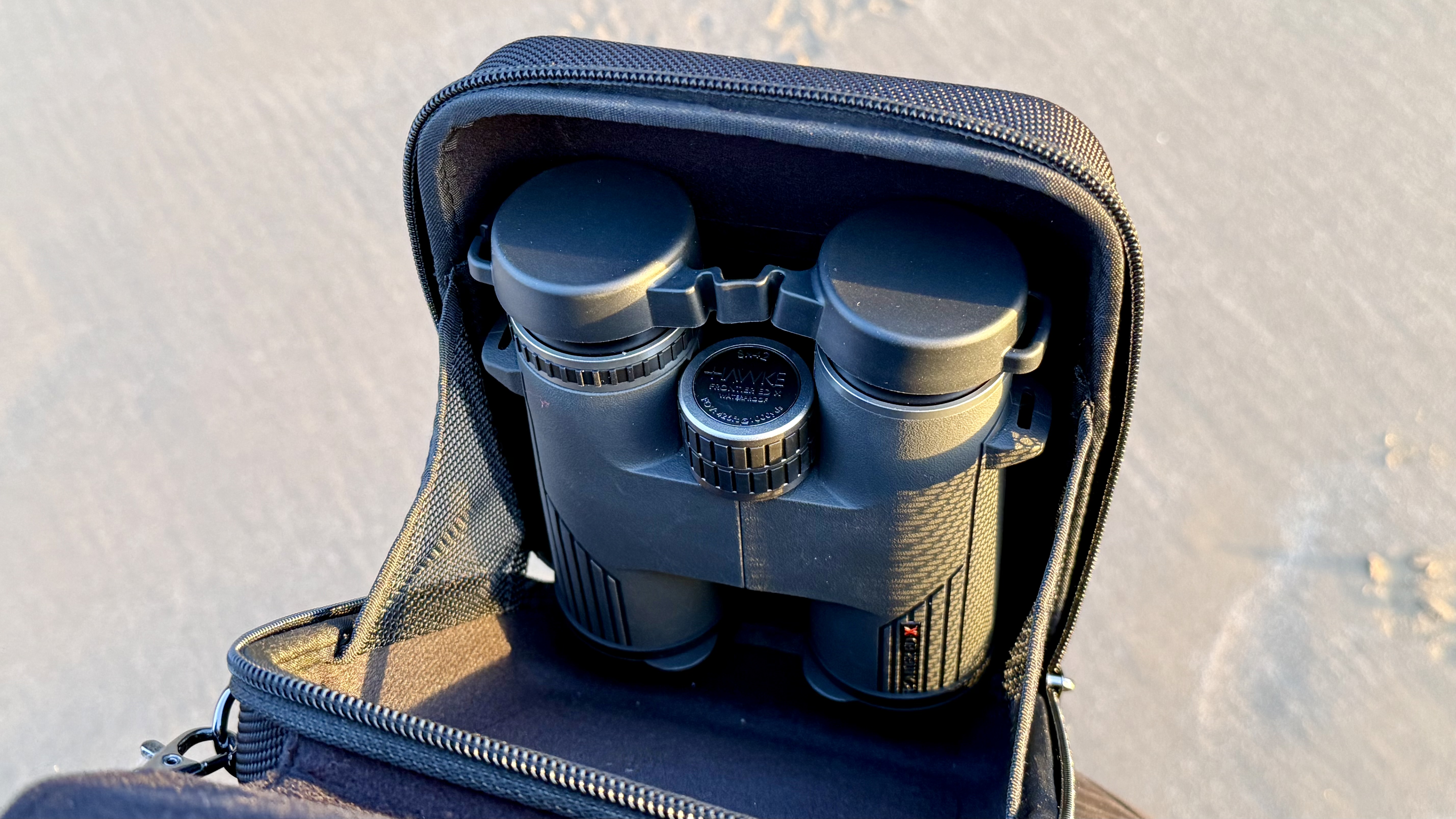 Хавке Фронтиер ЕД Кс 8к42 у њиховој торбици