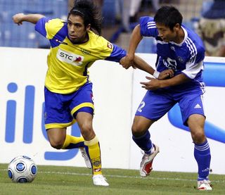 Al-Ahli's Lee Young-pyo (right) competes for the ball with Al Nassr's Victor Figueroa in May 2010.