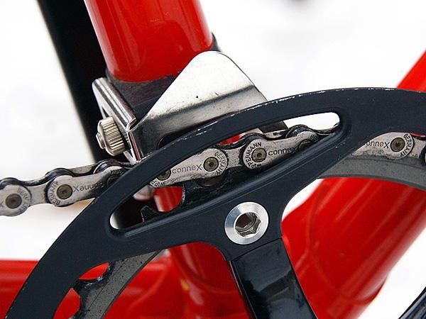 The Wippermann Connex stainless steel chain is held on with a Salsa Crossing Guard and N-Gear Jump Stop.
