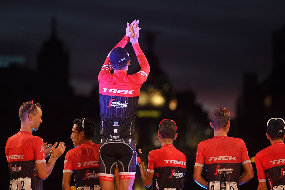 Alberto Contador cheers the crowd on the final Vuelta podium