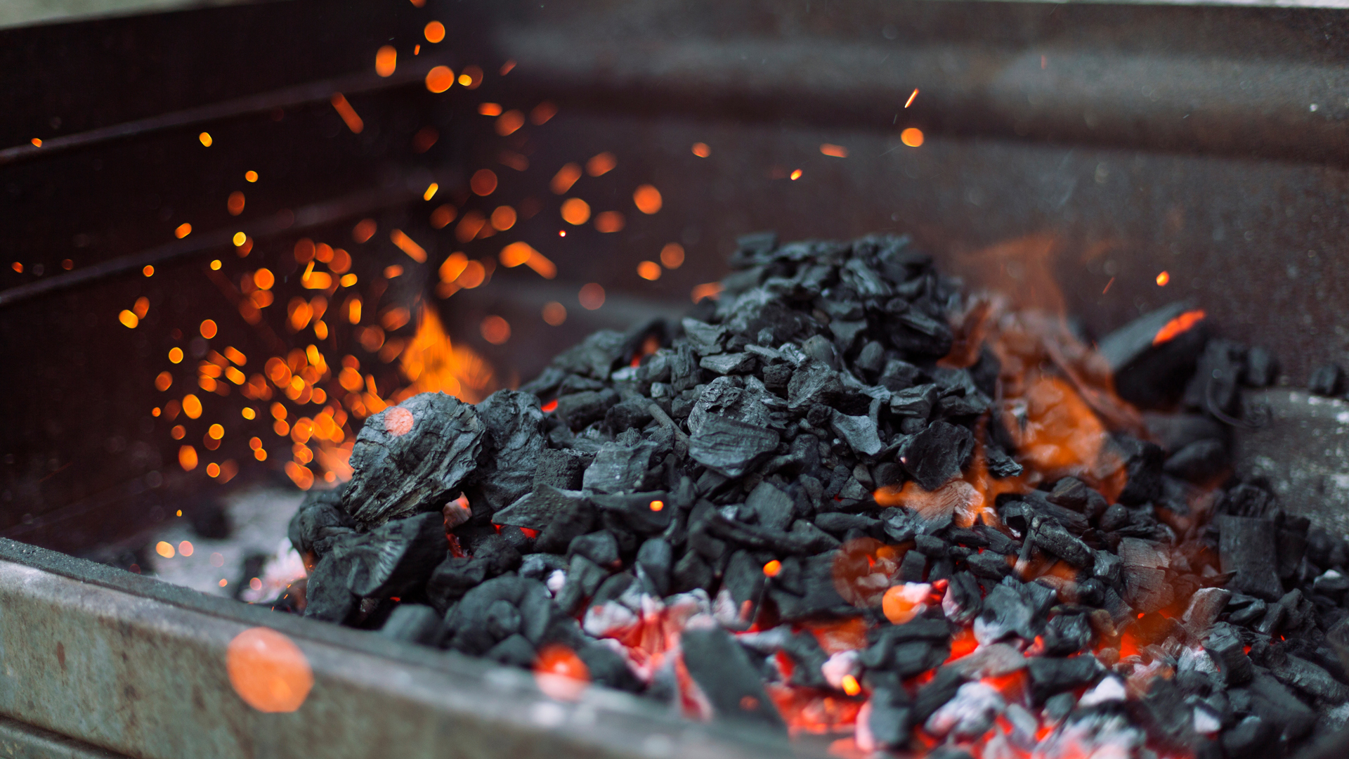 Gas vs charcoal grill: image of boiling hot coals