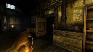 Bilde fra spilet Amnesia: The Dark Descent der en person holder en lampe.