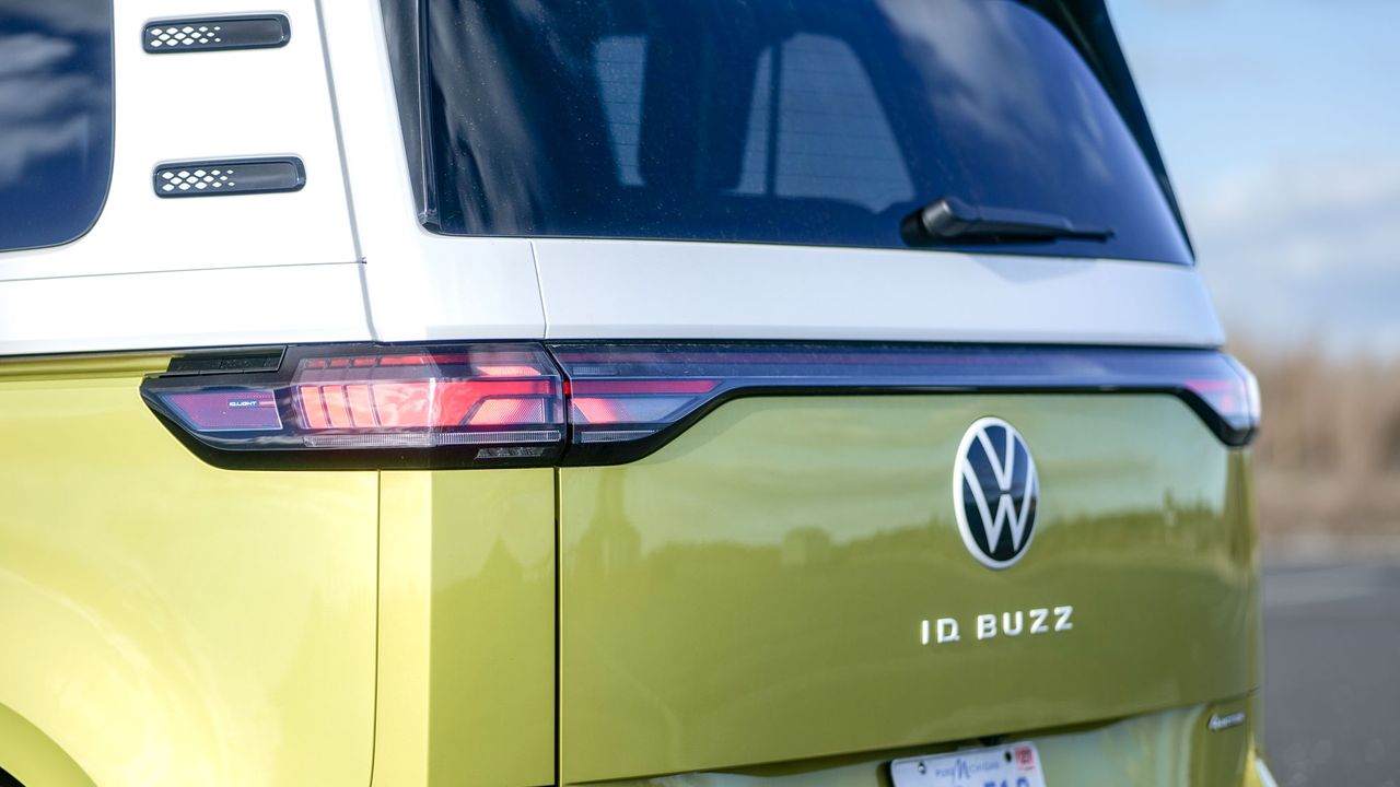 2025 Volkswagen ID. Buzz Pro S Plus 4MOTION test drive.