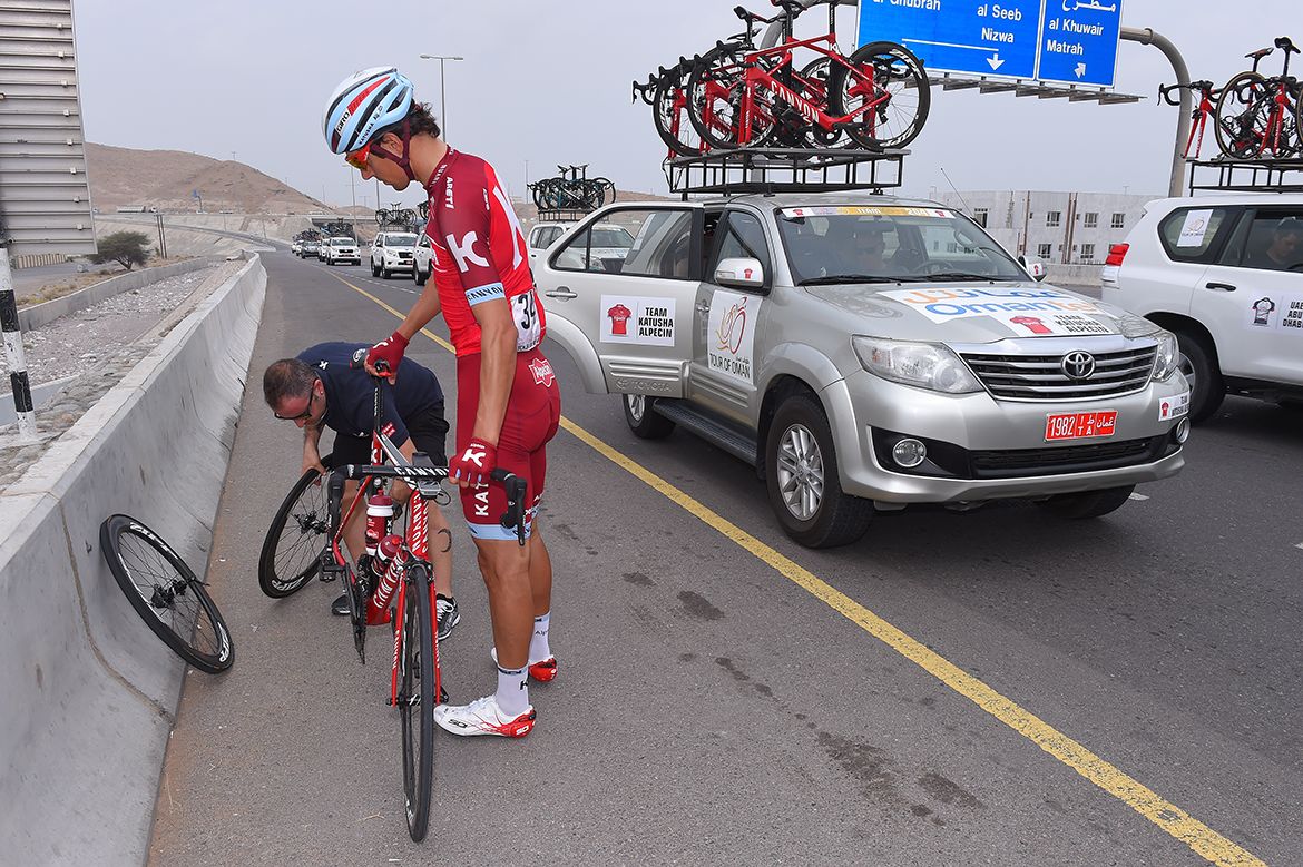 A wheel change for Reto Hollenstein
