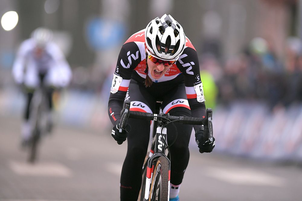 Lucinda Brand on her way to winning 2018 Azencross part of the DVV trophy series