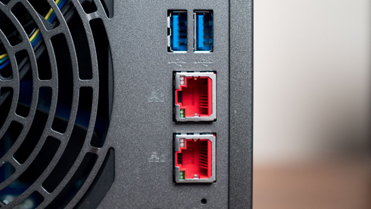 Asustor AS6604T NAS review