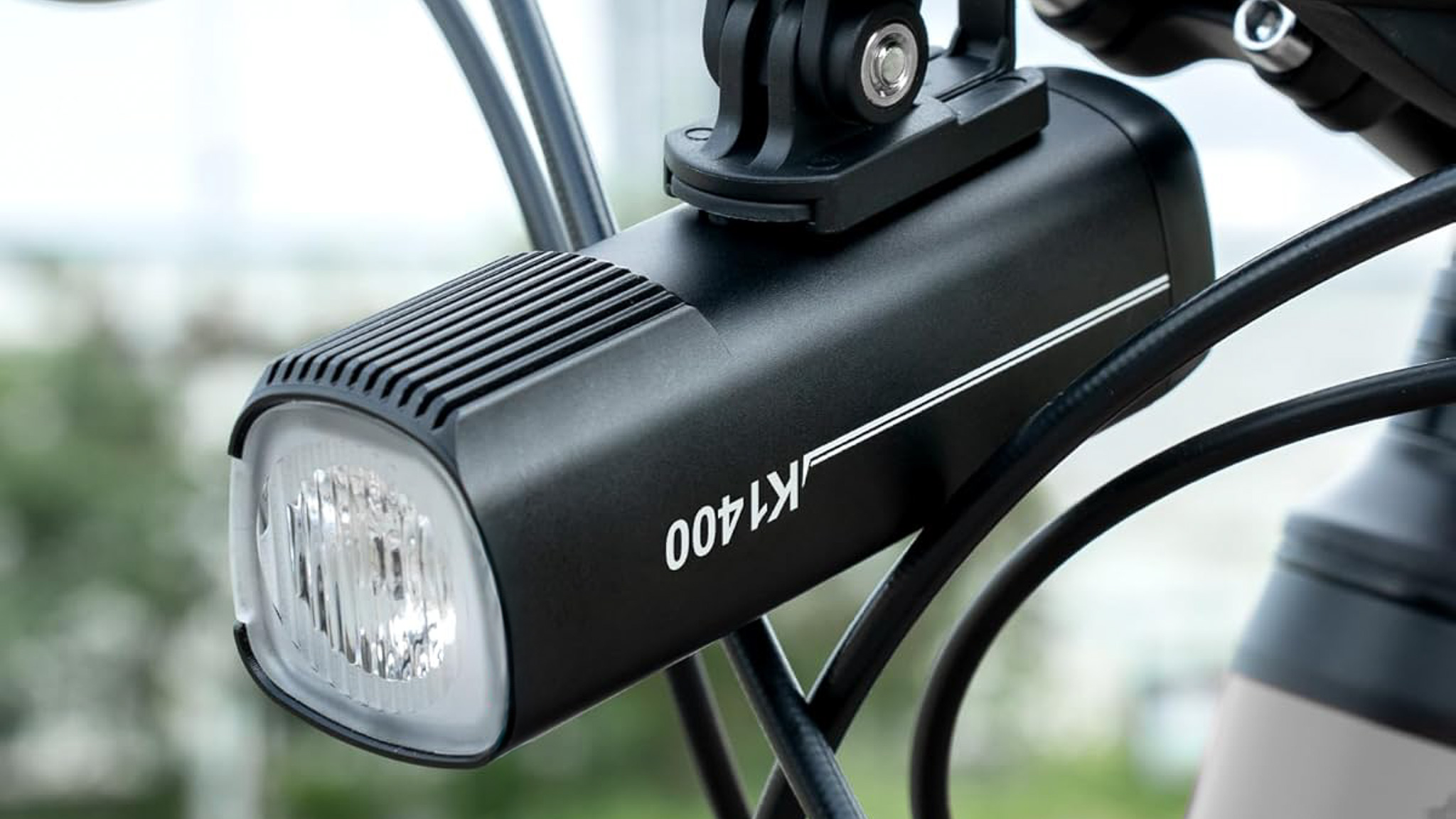 Close up details of the Ravemen K1400 mounted on handlebars