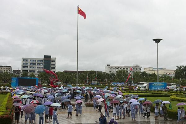 Crowds gathered in Danzhou for the presentations but unfortunately due to the weather conditions they were delayed until early in the evening.