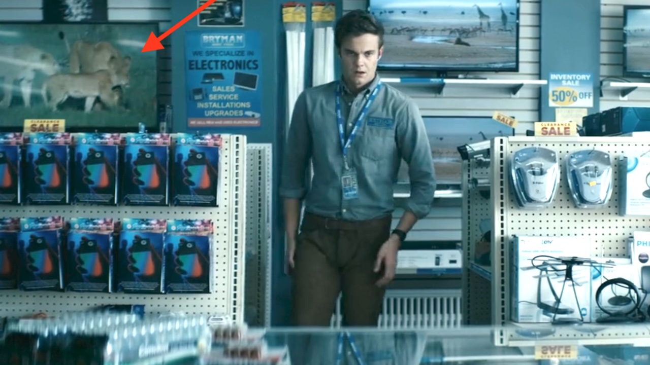 Jack Quaid in The Boys premiere episode - red arrow pointing at the lion on the TV