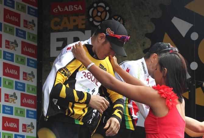 Jaroslav Kulhavy gets the leader's jersey