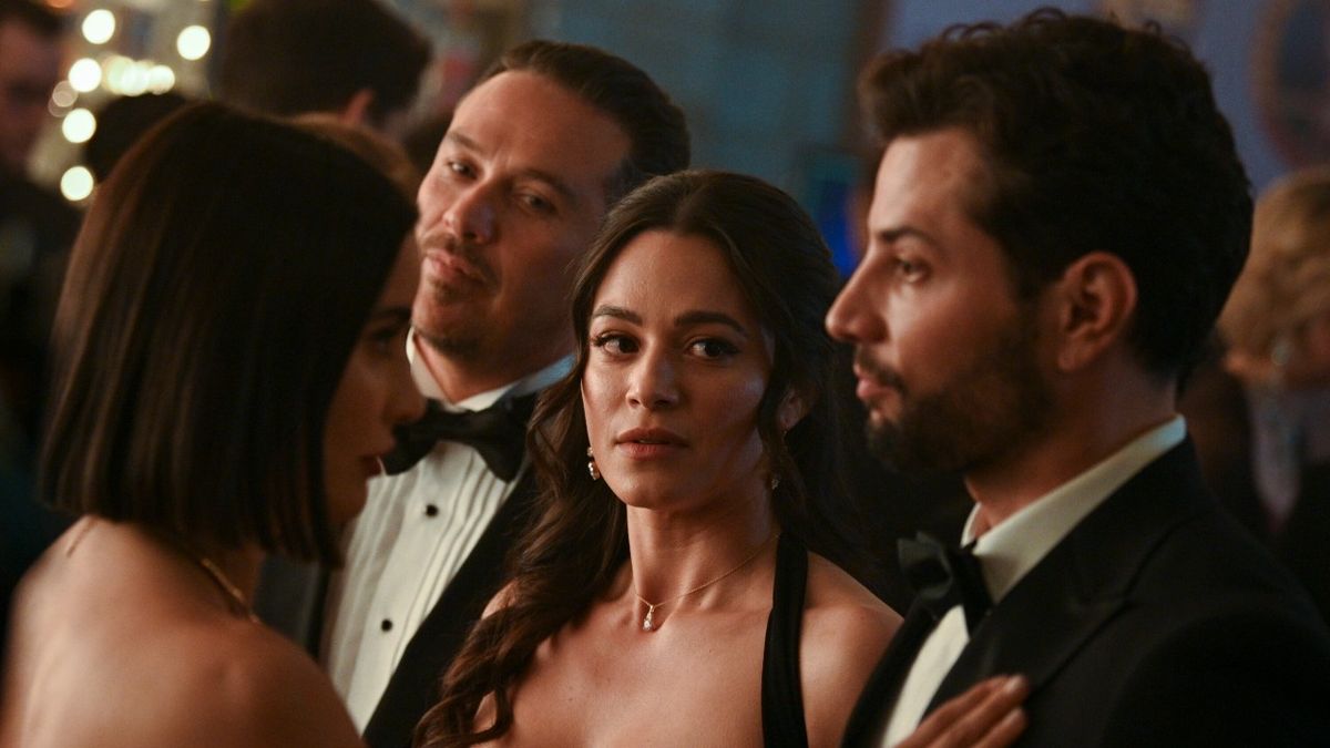 Paola Nunez as Roberta facing and talking to Rafael De La Fuente as Diego Moreno. Kevin Alejandro as Manny Perez and Stephanie Arcila as Gabriela Perez are standing between them.