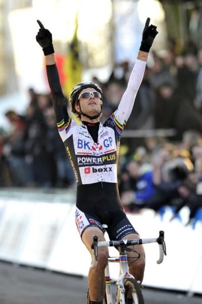 Niels Albert (BKCP &ndash; Powerplus) crosses the line to win the Belgian title.