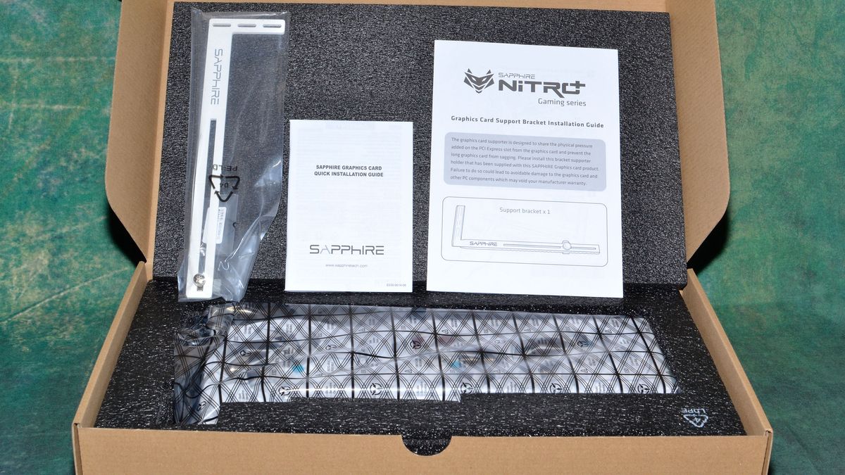 Sapphire RX 7700 XT Pure product photos