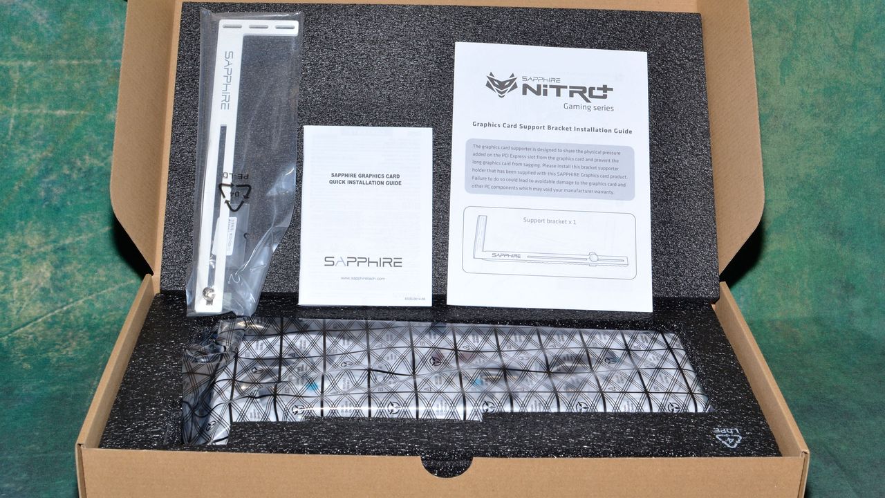 Sapphire RX 7700 XT Pure product photos