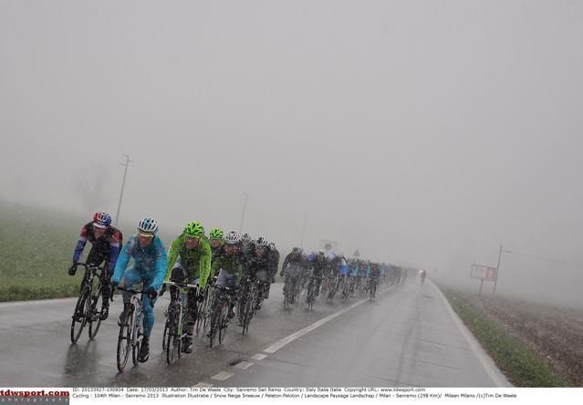 The peloton tries to survive in the snow