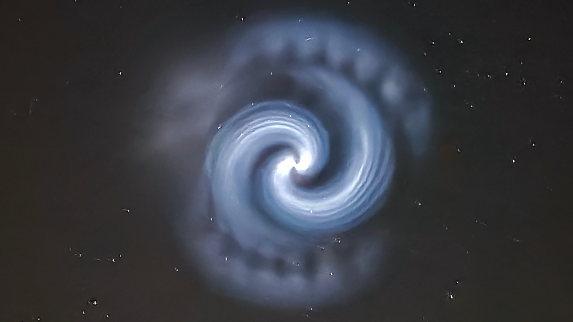 Una imagen increíble de una espiral azul misteriosa que apareció en los cielos sobre Europa el lunes (24 de marzo). Esta imagen fue capturada por Daniel Puchalski de Polonia.