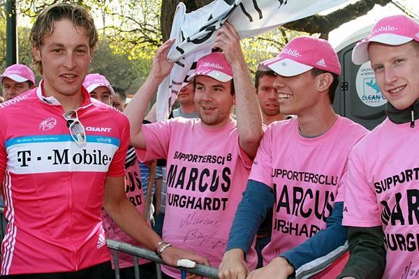 Marcus Burghart (T-Mobile) salutes his fans before the start in Compiegne.