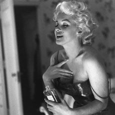 Marilyn Monroe Putting on Chanel No 5