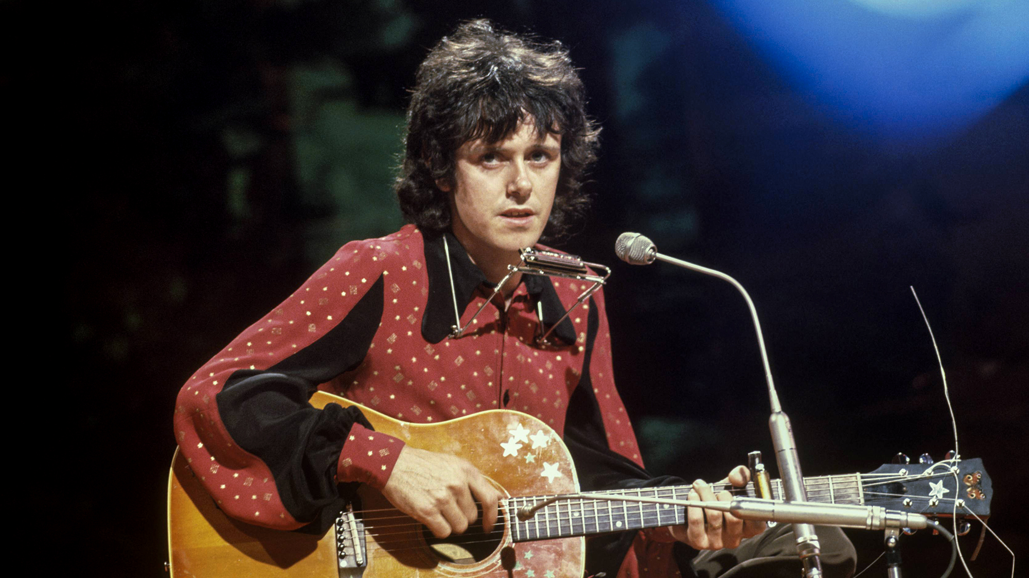 Donovan plays an acoustic guitar on a BBC television show in London in August 1972.
