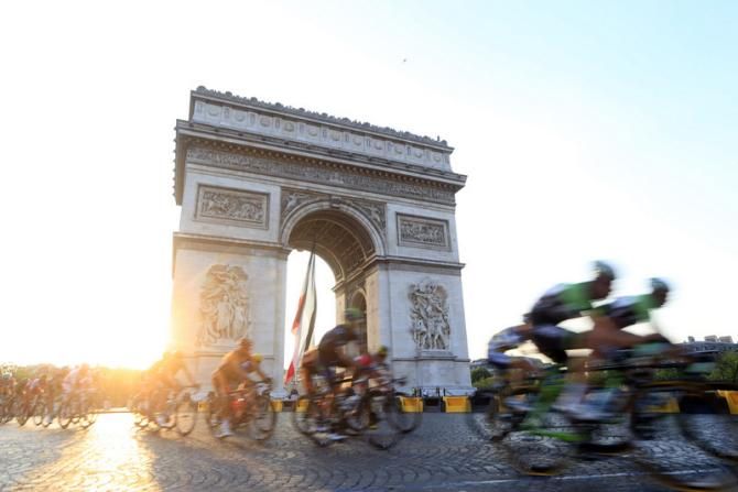 The sun sets over Paris as the peloton heads down the Champs-&Eacute;lys&eacute;es