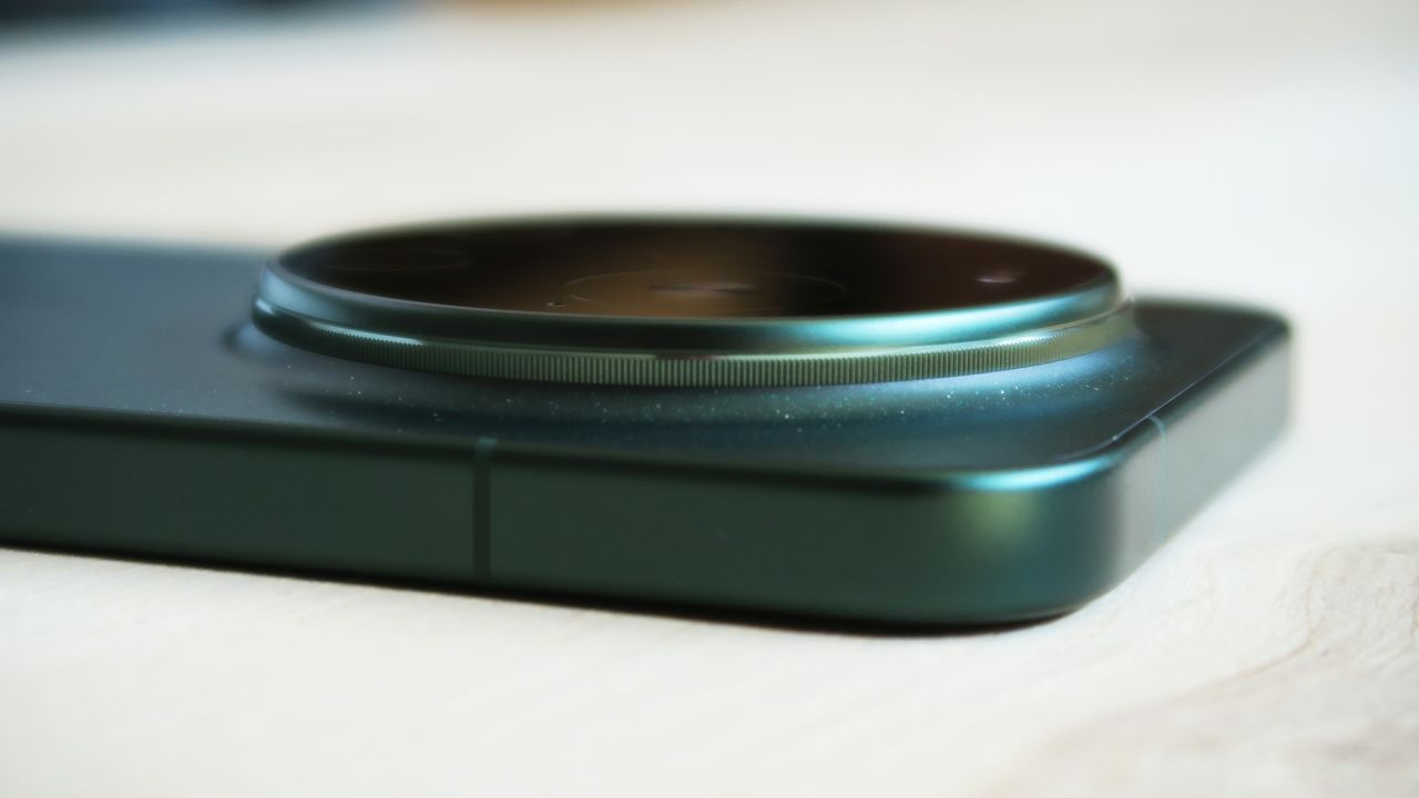 Xiaomi 17 Ultra review knurled ring
